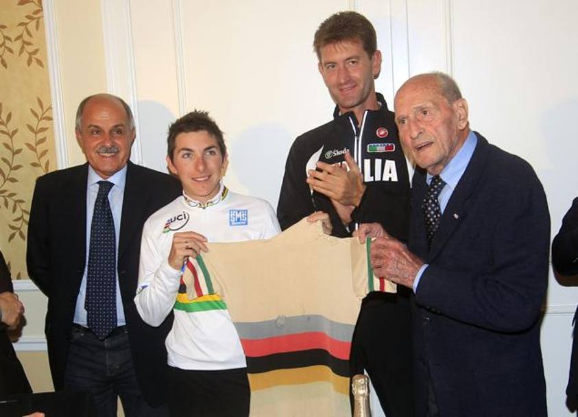 Nel 2011 il presidente della Federciclismo  Renato Di Rocco con il c.t. delle donne Dino Salvoldi, la campionessa del mondo Giorgia Bronzini e  Alfredo Martini con la maglia iridata di Learco Guerra. Bettini